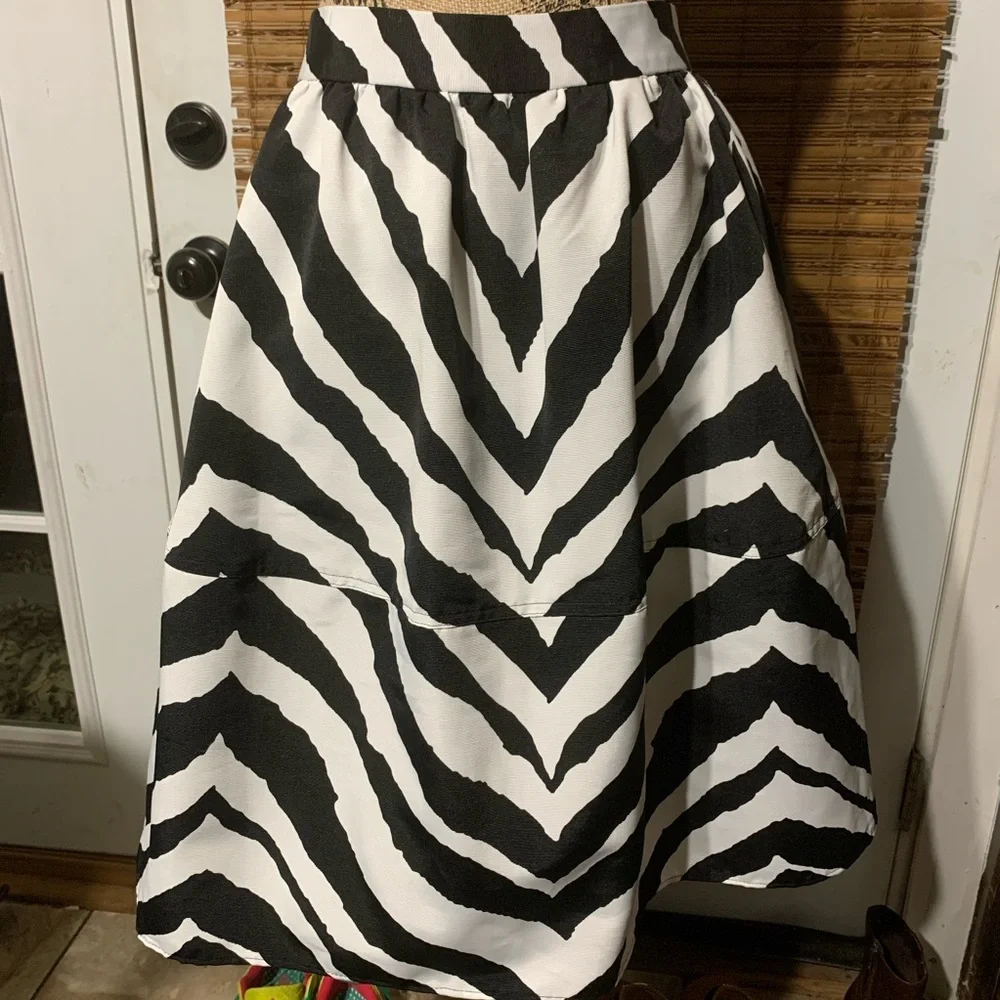 EXPRESS Zebra Print Midi‎ Skirt with pockets